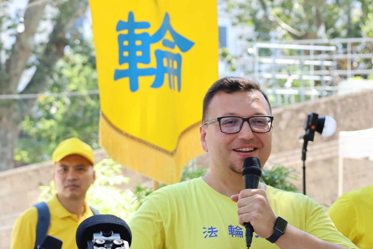 '图3:IT顾问拉斐尔在《转法轮》一书中找到了所有答案。(明慧网)'