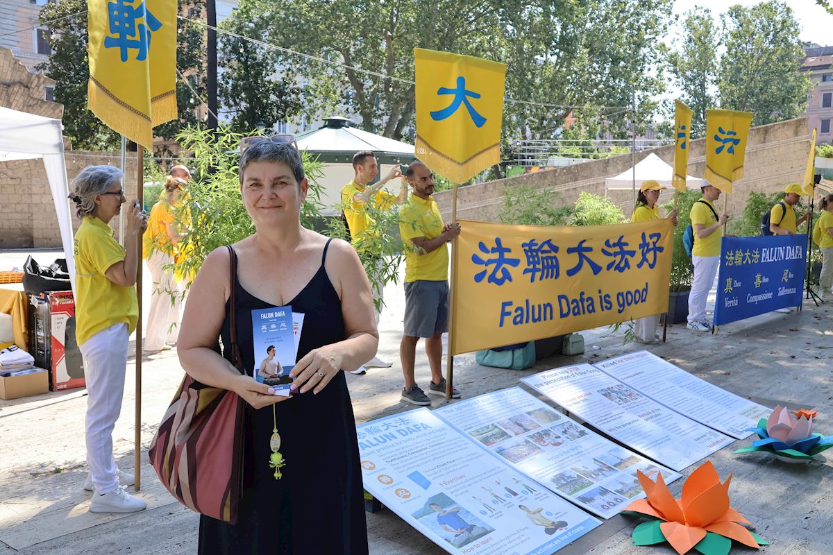 '图4:英语老师尼科莱塔·格里基耶维奇第一次参加法轮功学员举办的活动。(明慧网)'