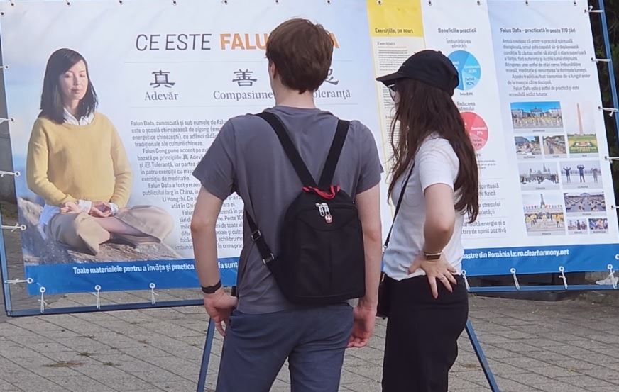 '图2~3:二零二六年七月五日,罗马尼亚法轮功学员在马马亚(Mamaia)度假区佩拉酒店(Hotel Perla)附近举办信息日活动。(明慧网)'