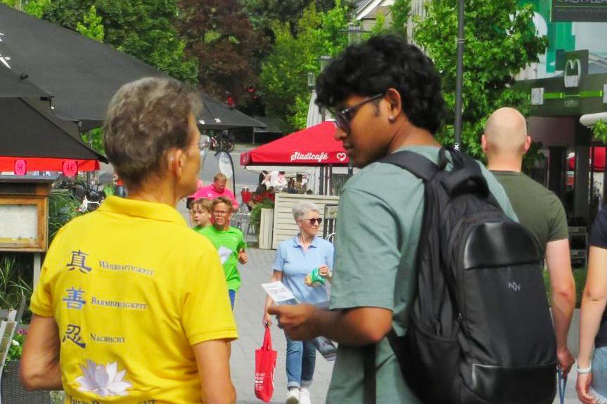 '图1~5:二零二六年八月四日和七日,法轮功学员在德国梅舍德集市旁举办活动,向民众传播法轮功真相。(明慧网)'