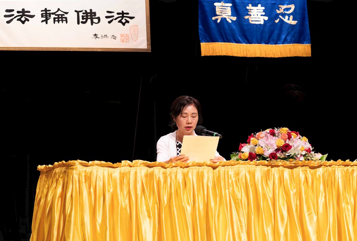 '图4~6:学员在法会上交流修炼心得。(明慧网)'