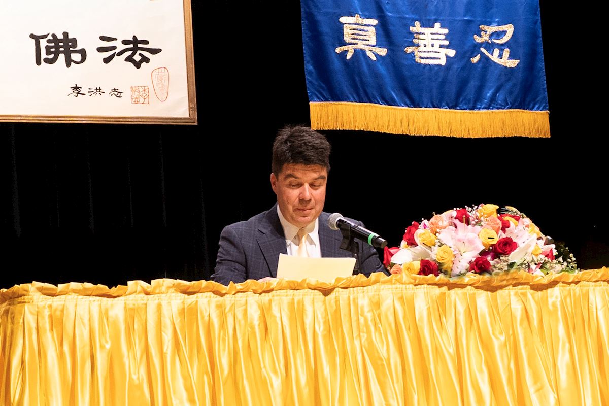 '图7:西人学员史蒂夫在法会上交流心得。(明慧网)'