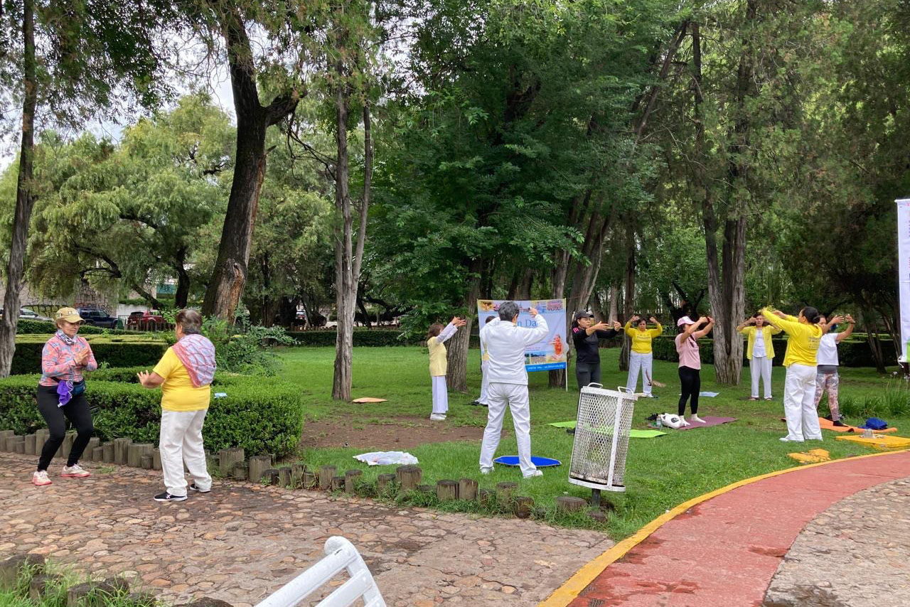 图15:法轮大法学员在杜兰戈瓜迪亚纳公园(Parque Guadiana)展示法轮大法功法。(明慧网)