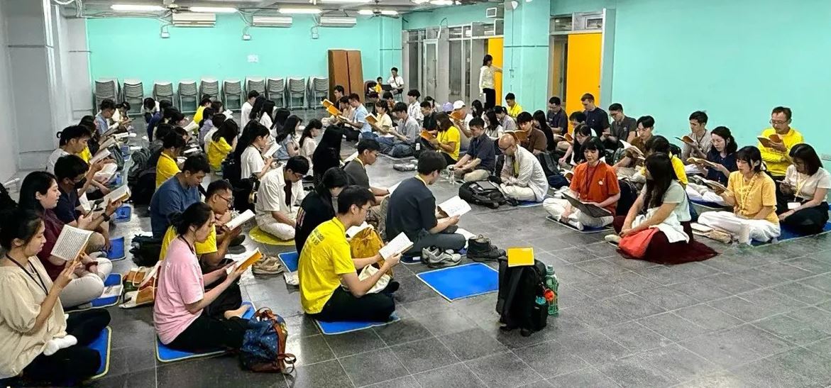 '图2:青年学员交流修炼体会,在真诚分享中互勉互励、共同提高。(明慧网)'