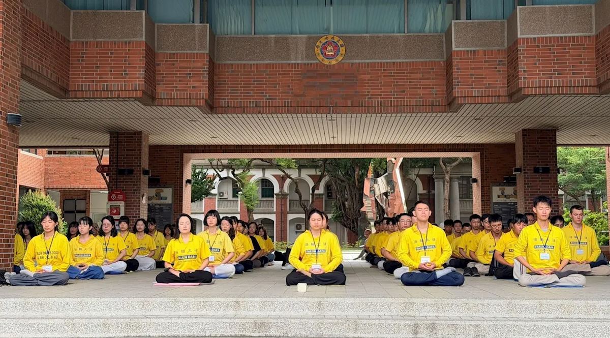 '图3~4:青年学员集体炼功。(明慧网)'