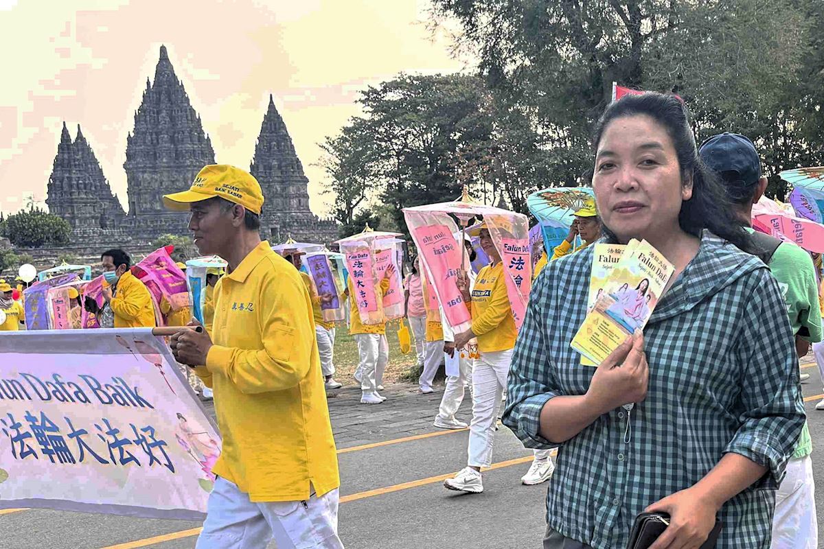 '图9:营销经理纳妮克欢迎在普兰巴南寺举行法轮大法游行。(明慧网)'