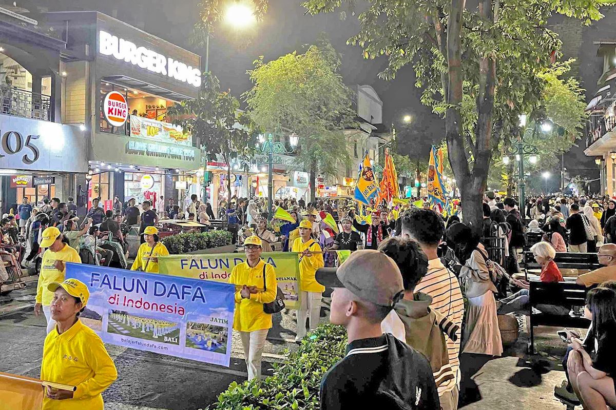 '图15~17:八月十六日,独立日游行沿马里奥波罗街举行。(明慧网)'