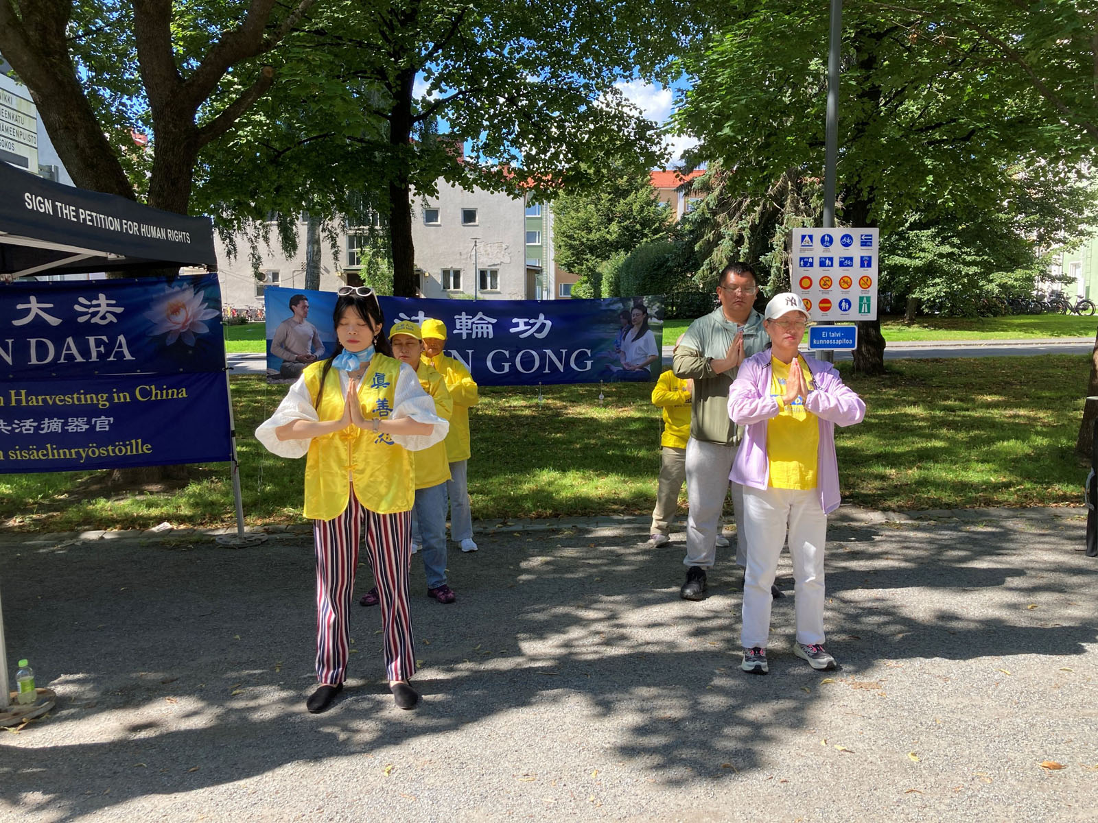 Kuvat 1-2: Suomen Falun Gongin harjoittajat osallistuivat vuosittaisiin