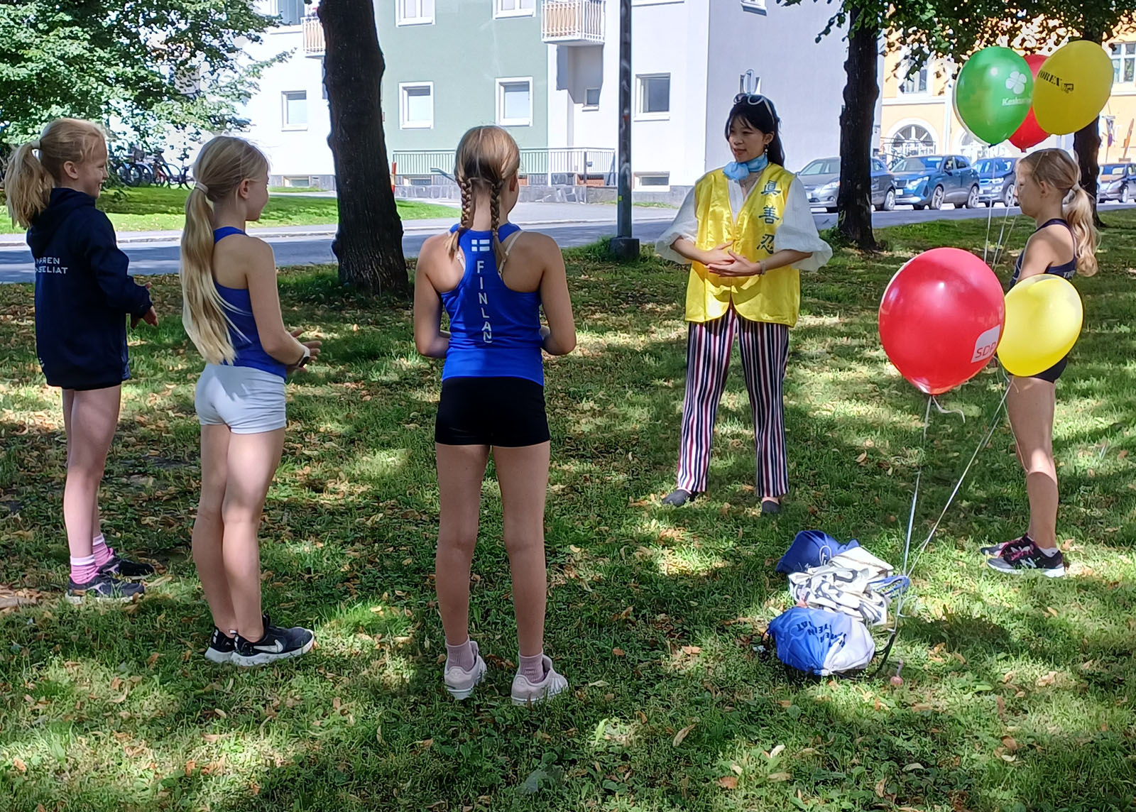 Kuva 3: Nuoret tytöt kävivät Falun Gongin kojulla kolme kertaa oppiakseen harjoitukset (Minghui.org)