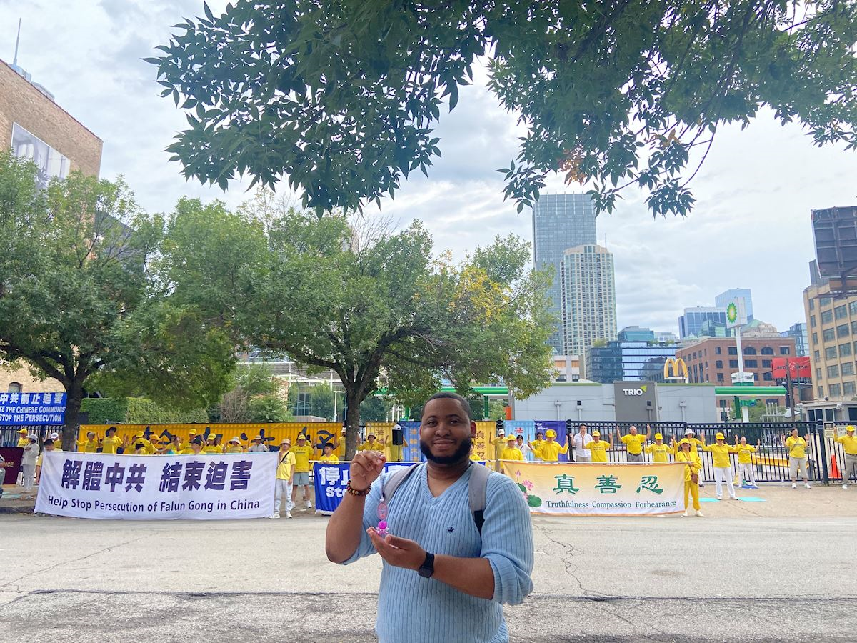 '图7:唐尼·泰(Donnie Tae)表示,从法轮功学员的炼功动作和音乐中感受到祥和与宁静。(明慧网)'